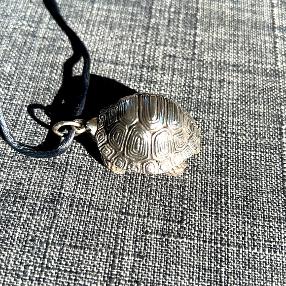 Sterling silver turtle pendant/locket - Picture 3 of 6